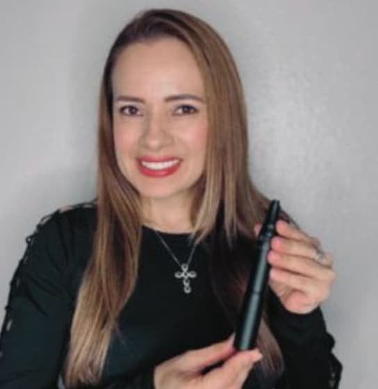 Sindy Romvel especialista en belleza facial, fundadora de Sindy Glow Pro en Houston, TX