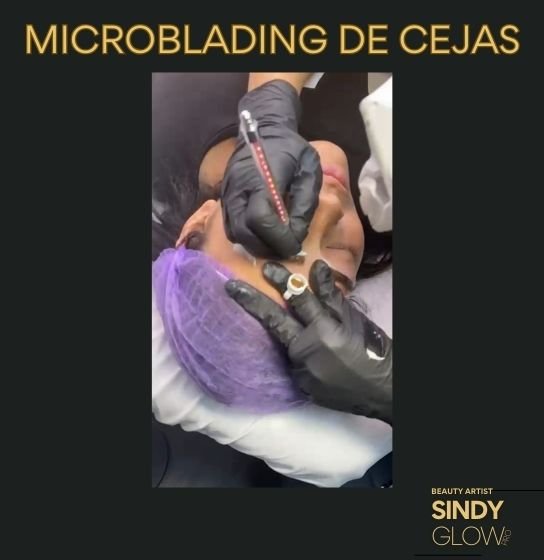 Especialista realizando microblading pelo a pelo en cejas con guantes, procedimiento en Houston, TX